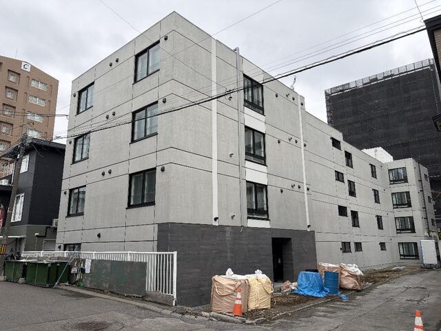 拡大写真：札幌市西区山の手三条１丁目 2階102の外観写真（昼）