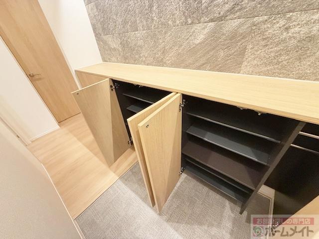 拡大写真:Maison Espoir Ⅳ 2階201の下駄箱
