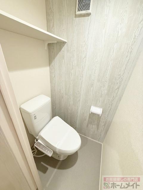 拡大写真:Haq Terrace 1階102のシャワー付トイレ
