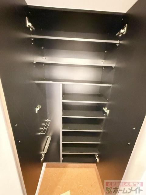 拡大写真：Luxe難波南 13階1319の下駄箱