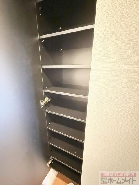 拡大写真:Luxe難波南 2階202の下駄箱