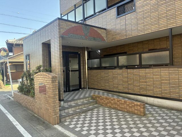 拡大写真：リベルタパラッツォ 1階101の外観写真（昼）