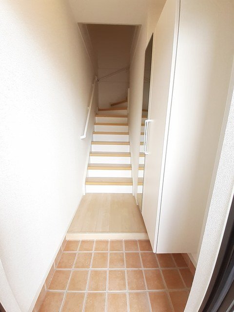 拡大写真:板野郡松茂町笹木野字八北開拓 2階203の玄関