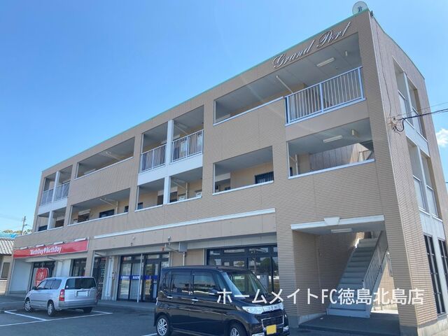 拡大写真：板野郡藍住町徳命字元村 3階202の外観写真（昼）