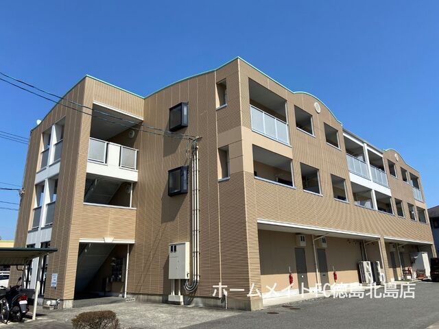 拡大写真：板野郡藍住町徳命字元村 3階202の外観写真（昼）