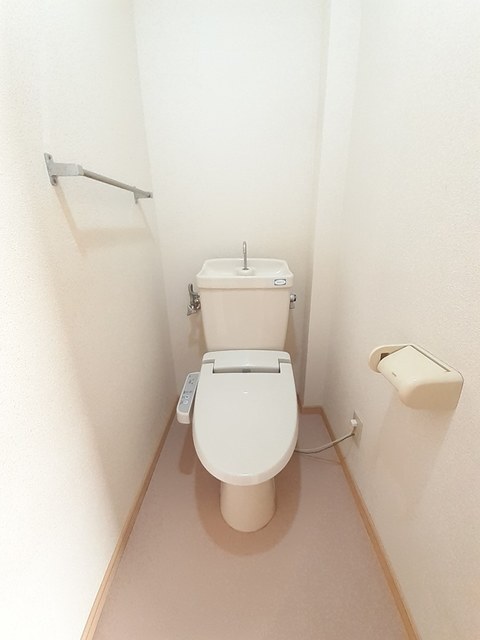 拡大写真:徳島市八万町内浜 2階201のトイレ