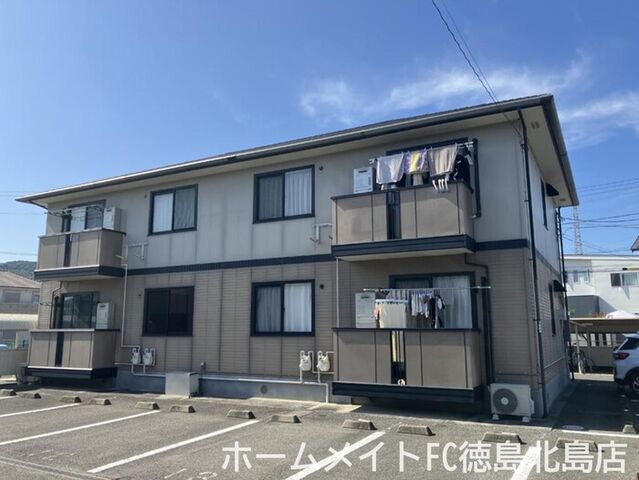 拡大写真：徳島市八万町夷山 2階202の外観写真（昼）