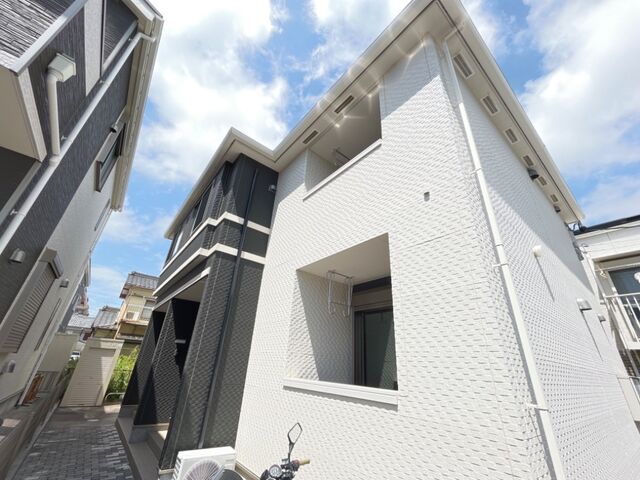 拡大写真:カーサ ビアンカ 1階101の外観写真(昼)