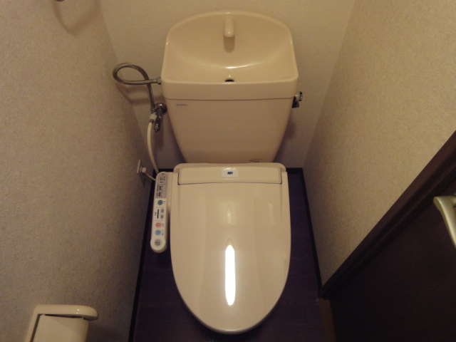 拡大写真:フローラかじま 2階202のシャワー付トイレ