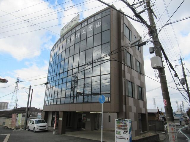 拡大写真：新栄プロパティー玉手山 4階401の外観写真（昼）