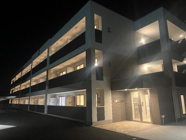 拡大写真：モンターニュ諫早 1階102の外観写真（夜）