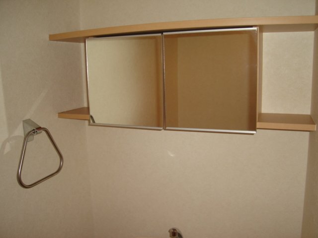 拡大写真:パルティール 2階201のトイレ内収納
