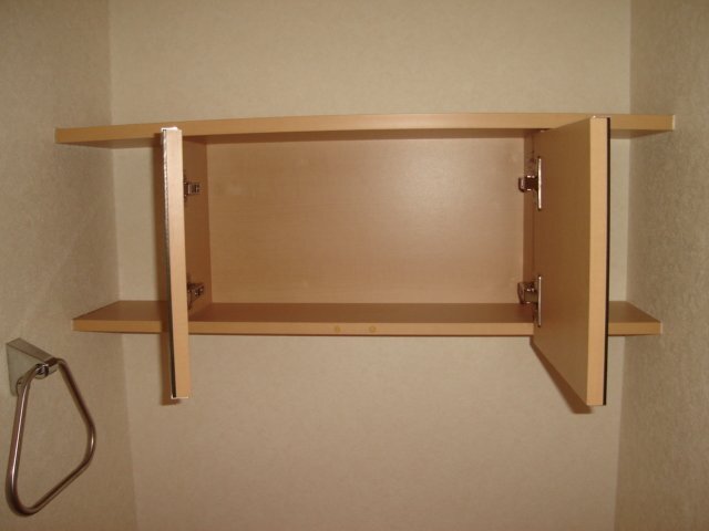 拡大写真:パルティール 2階201のトイレ内収納「