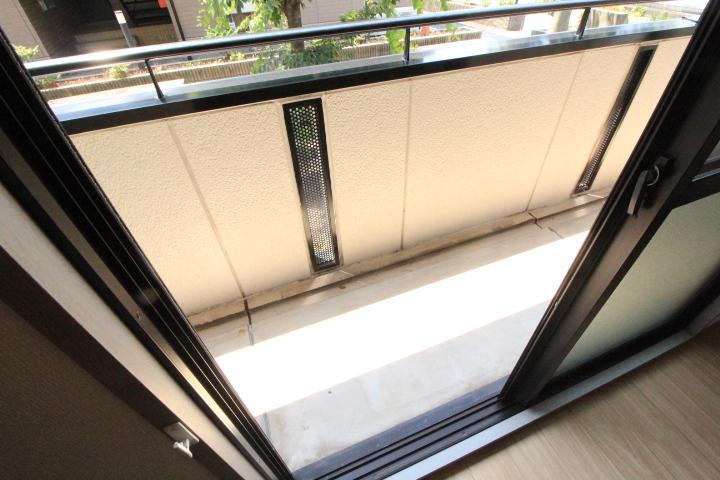 拡大写真：ファミーユ・ヴィラ　B棟 103のベランダ